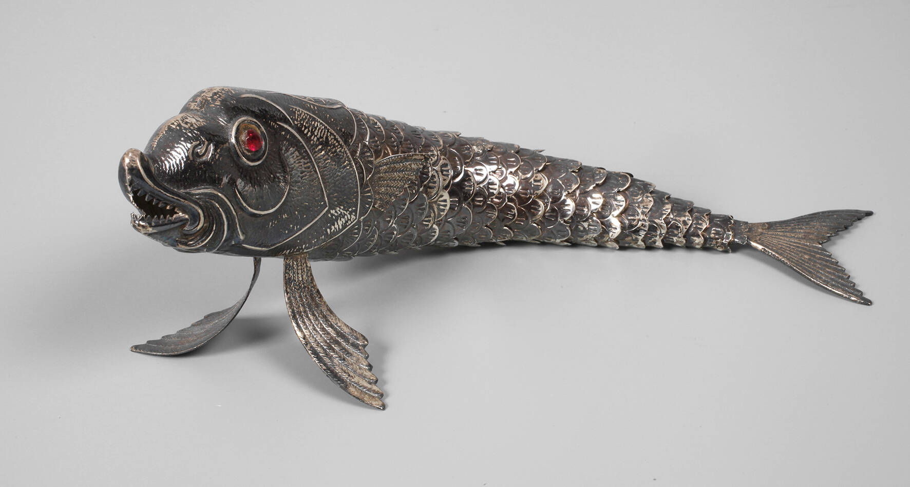 Silber Zierfigur als Gliederfisch