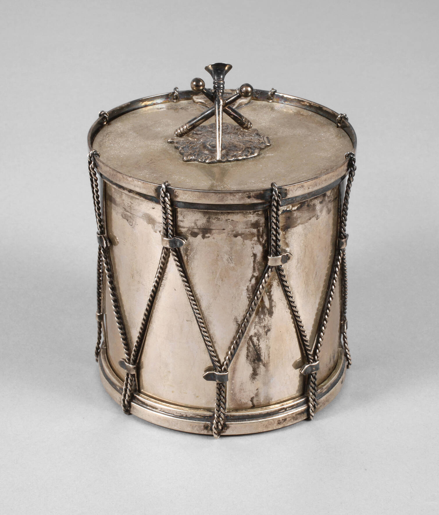 Silber Deckeldose als Trommel
