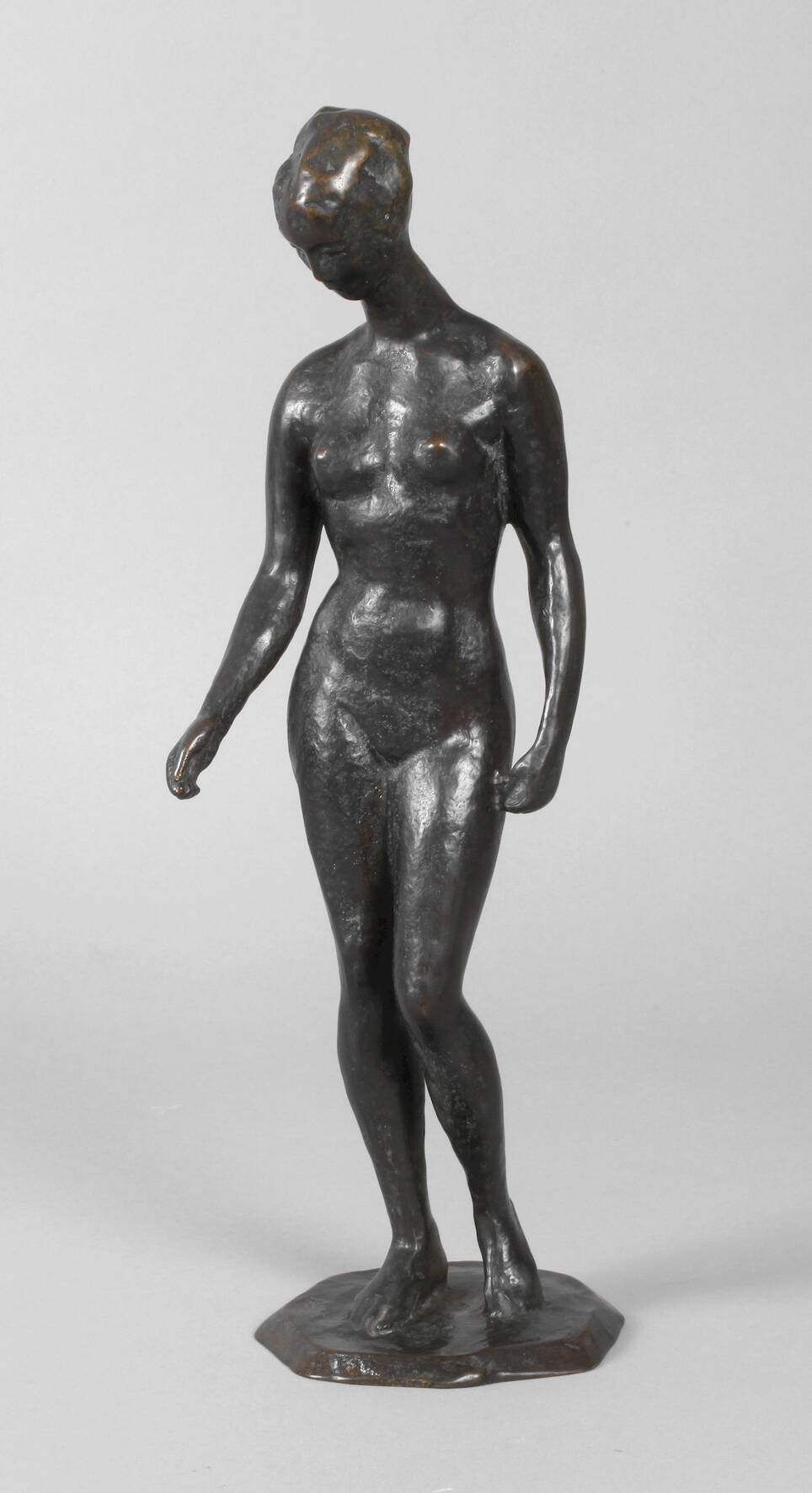 Stehender weiblicher Akt