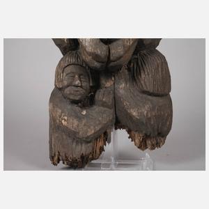 Geschnitzte Figur Alte mit Kindern