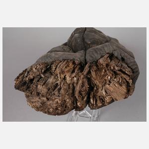 Geschnitzte Figur Alte mit Kindern