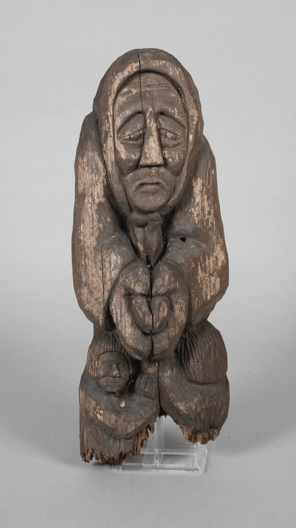 Geschnitzte Figur Alte mit Kindern