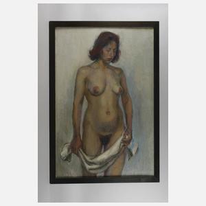 Stehender weiblicher Akt