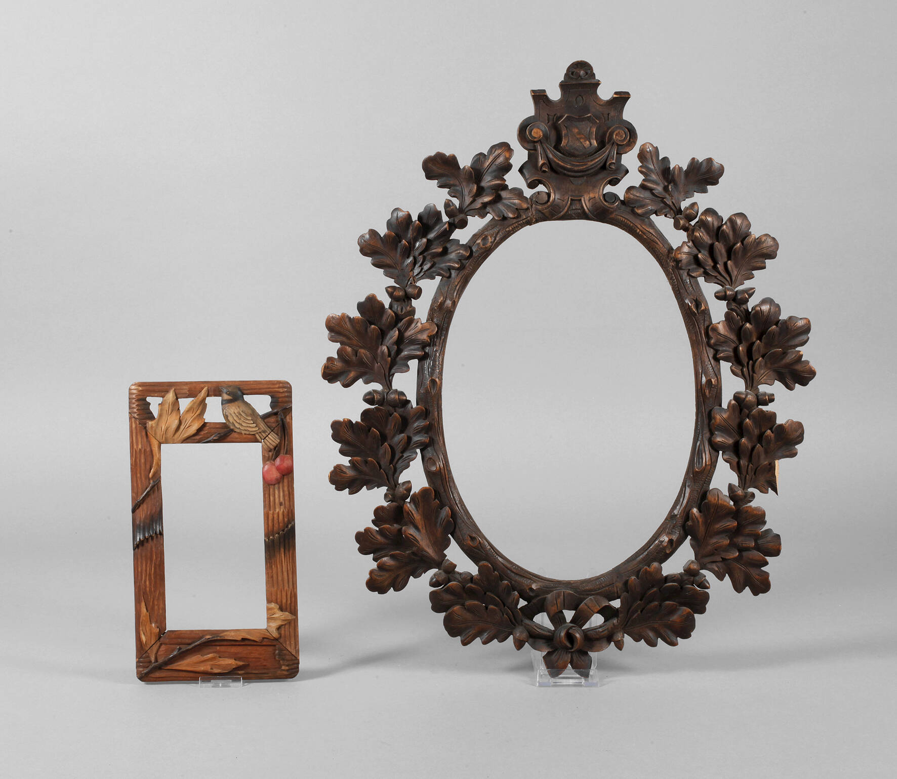 Zwei geschnitzte Rahmen
