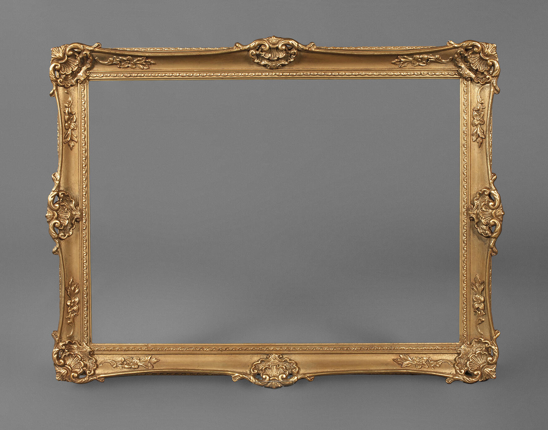 Goldbronzierter Stuckrahmen