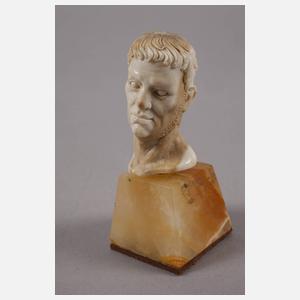 Feine Hirschhornschnitzerei