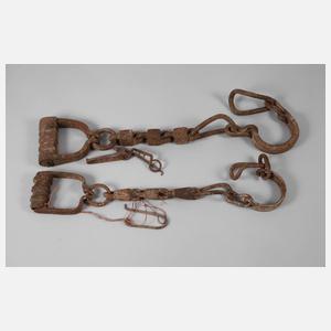 Zwei historische Fußfesseln