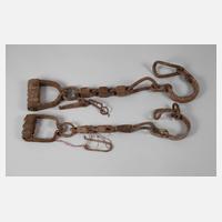 Zwei historische Fußfesseln111
