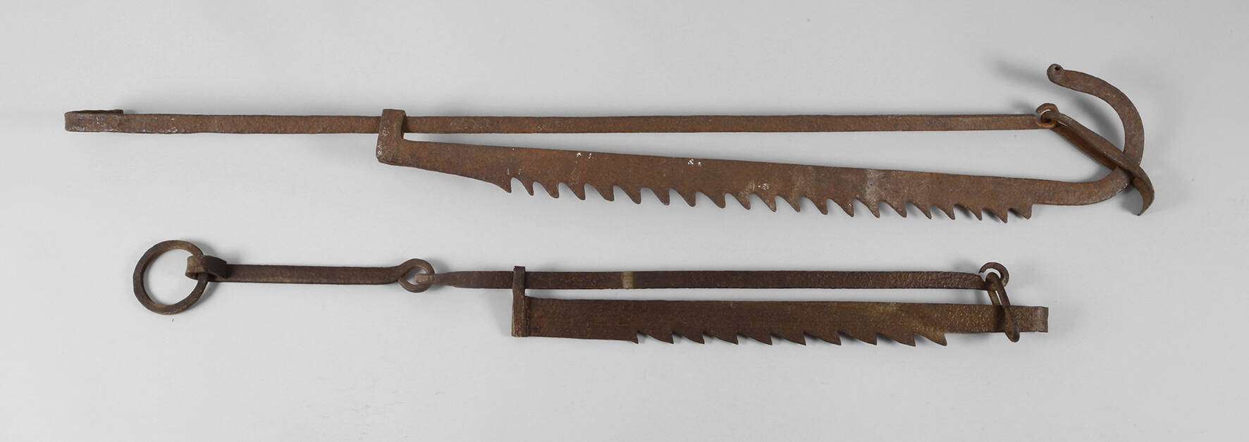 Zwei historische Kaminsägen