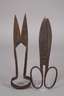 Handarbeitsklemme und zwei Scheren