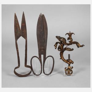 Handarbeitsklemme und zwei Scheren