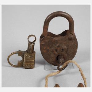 Zwei Bügelschlösser