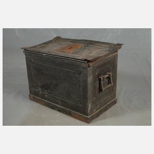 Kleine Eisentruhe