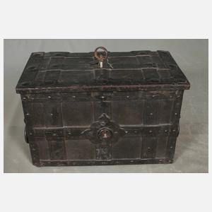 Kleine Eisentruhe