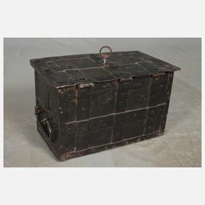Kleine Eisentruhe