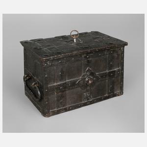 Kleine Eisentruhe