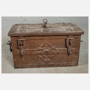 Kleine Eisentruhe