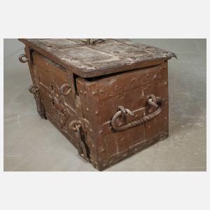 Kleine Eisentruhe