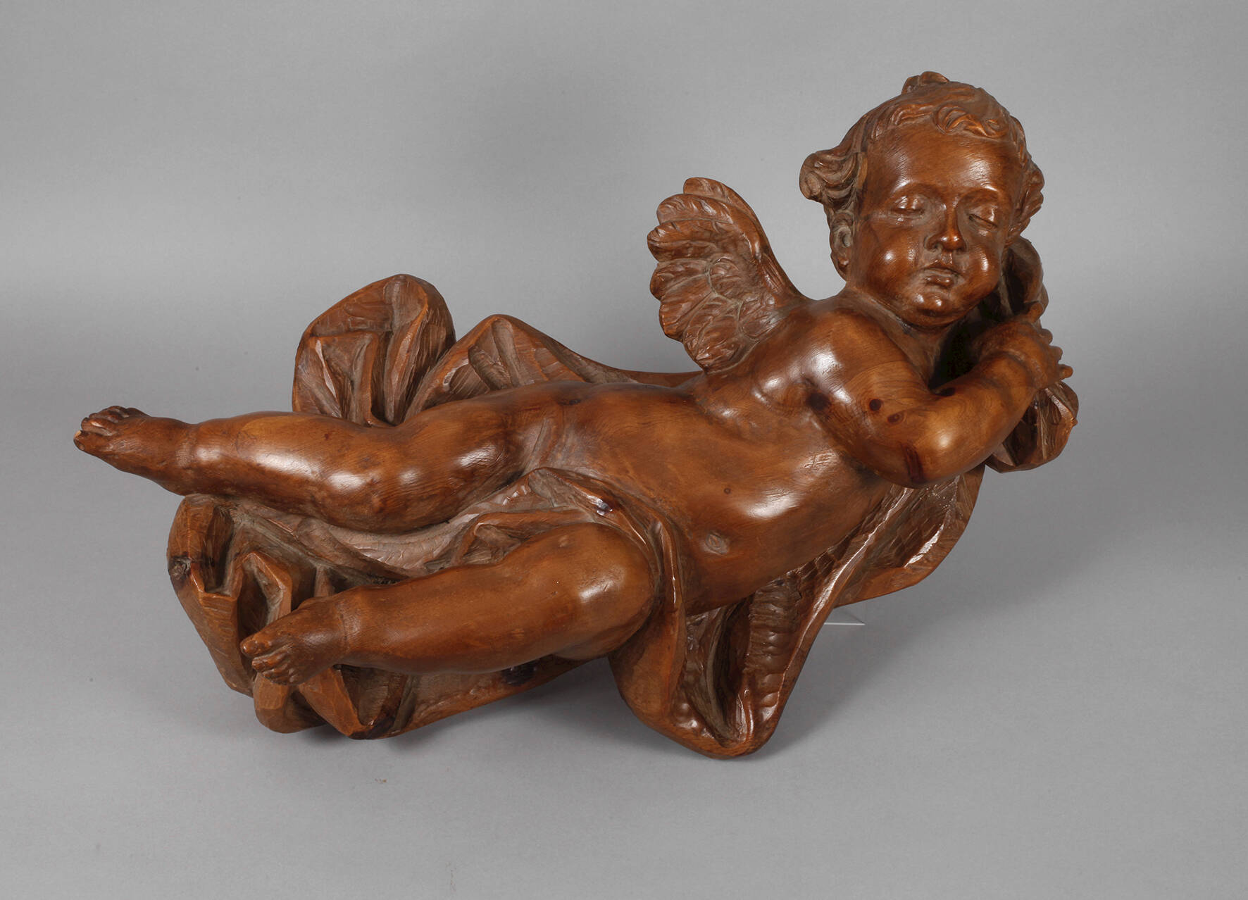 Großer geschnitzter Engel