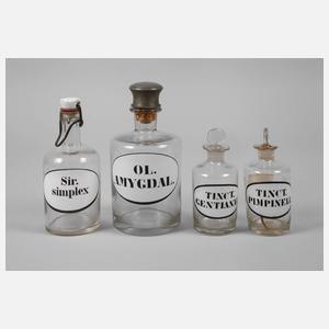 Vier Apothekergefäße