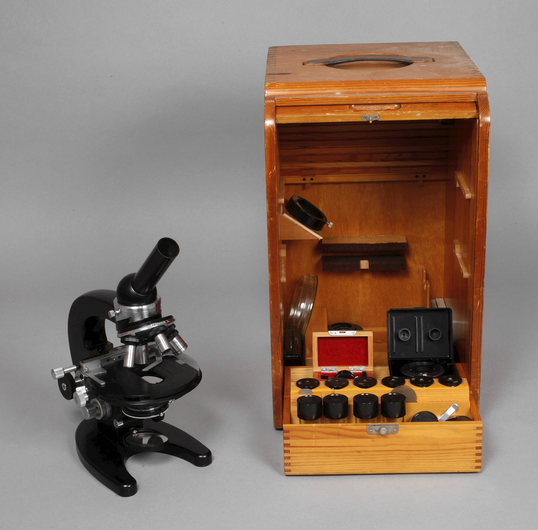 Mikroskop im Kasten