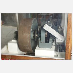 Großes Schnittmodell von einem Kolbenverdichter