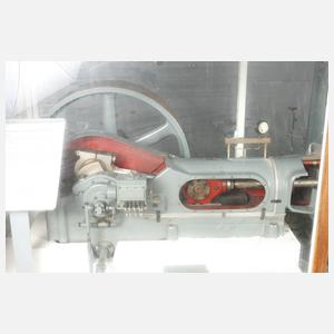 Großes Schnittmodell von einem Kolbenverdichter