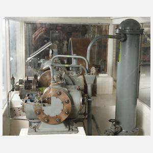 Großes Schnittmodell von einem Kolbenverdichter