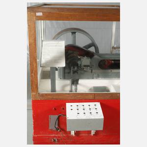 Großes Schnittmodell von einem Kolbenverdichter