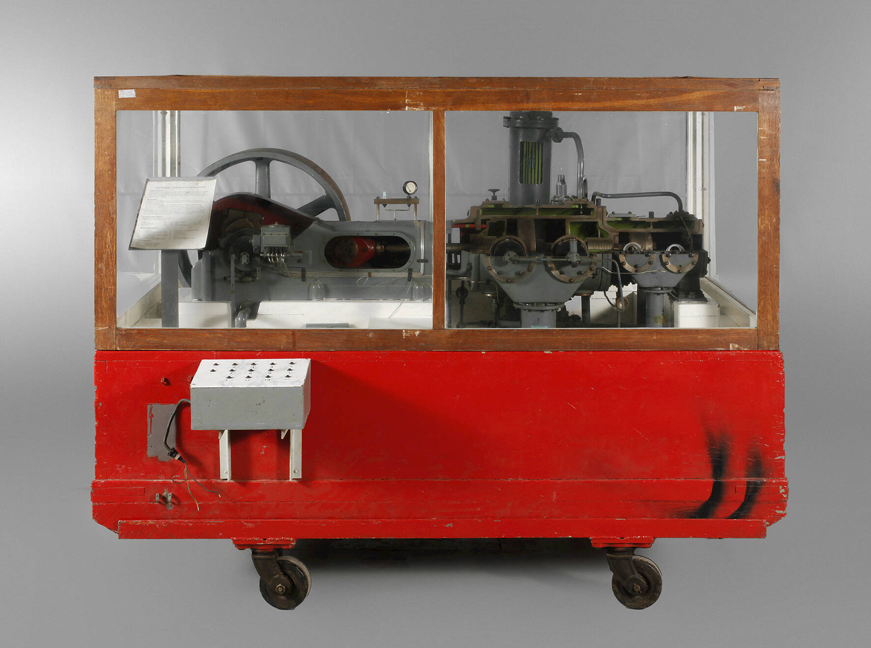 Großes Schnittmodell von einem Kolbenverdichter