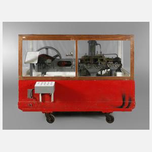 Großes Schnittmodell von einem Kolbenverdichter