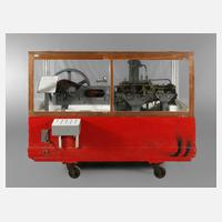 Großes Schnittmodell von einem Kolbenverdichter111