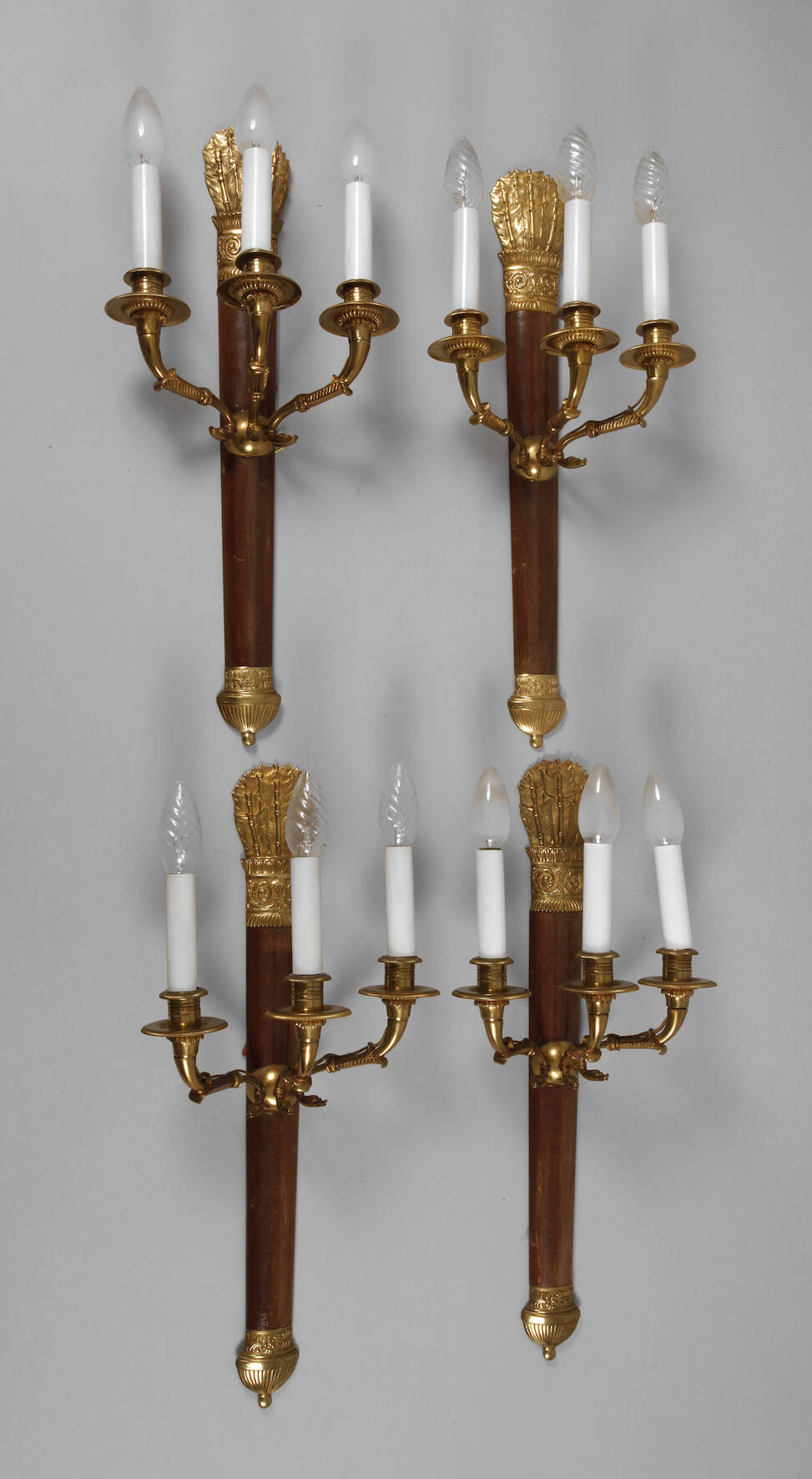 Vier Wandlampen im Empirestil