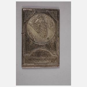 Fünf Motorradplaketten