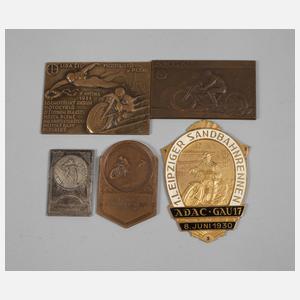 Fünf Motorradplaketten