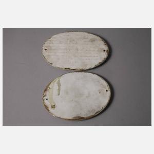 Zwei Schilder Porzellan