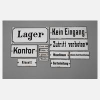 Zwölf Hinweisschilder Emaille111