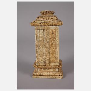 Prächtige Beinschnitzerei