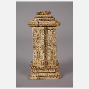 Prächtige Beinschnitzerei