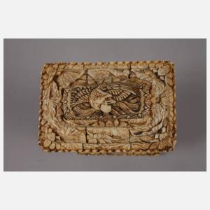 Prächtige Beinschnitzerei