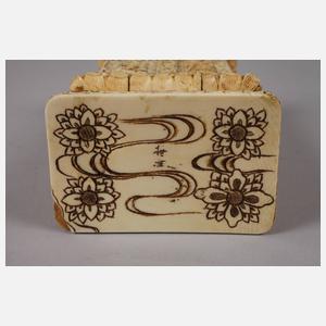 Prächtige Beinschnitzerei