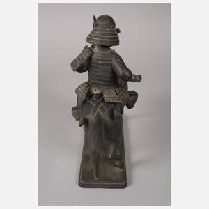 Bronzeplastik reitender Samurai