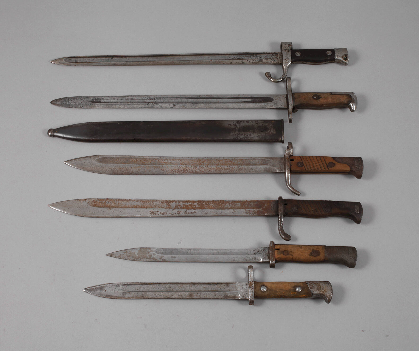 Sechs Bajonette