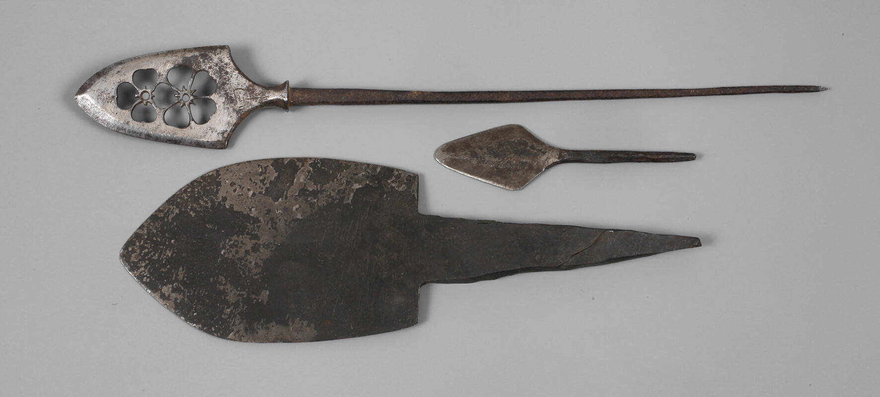 Zwei Pfeil- und eine Speerspitze