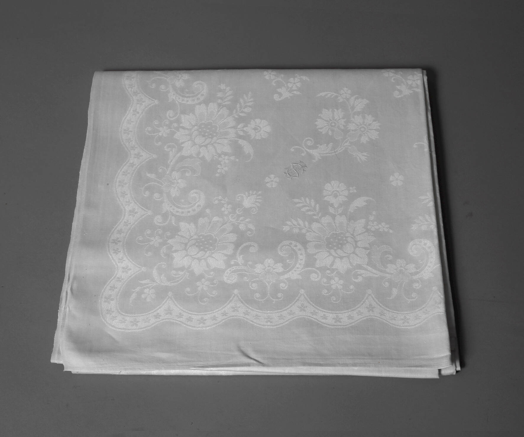 Großes Tafeltuch mit Blütendessin