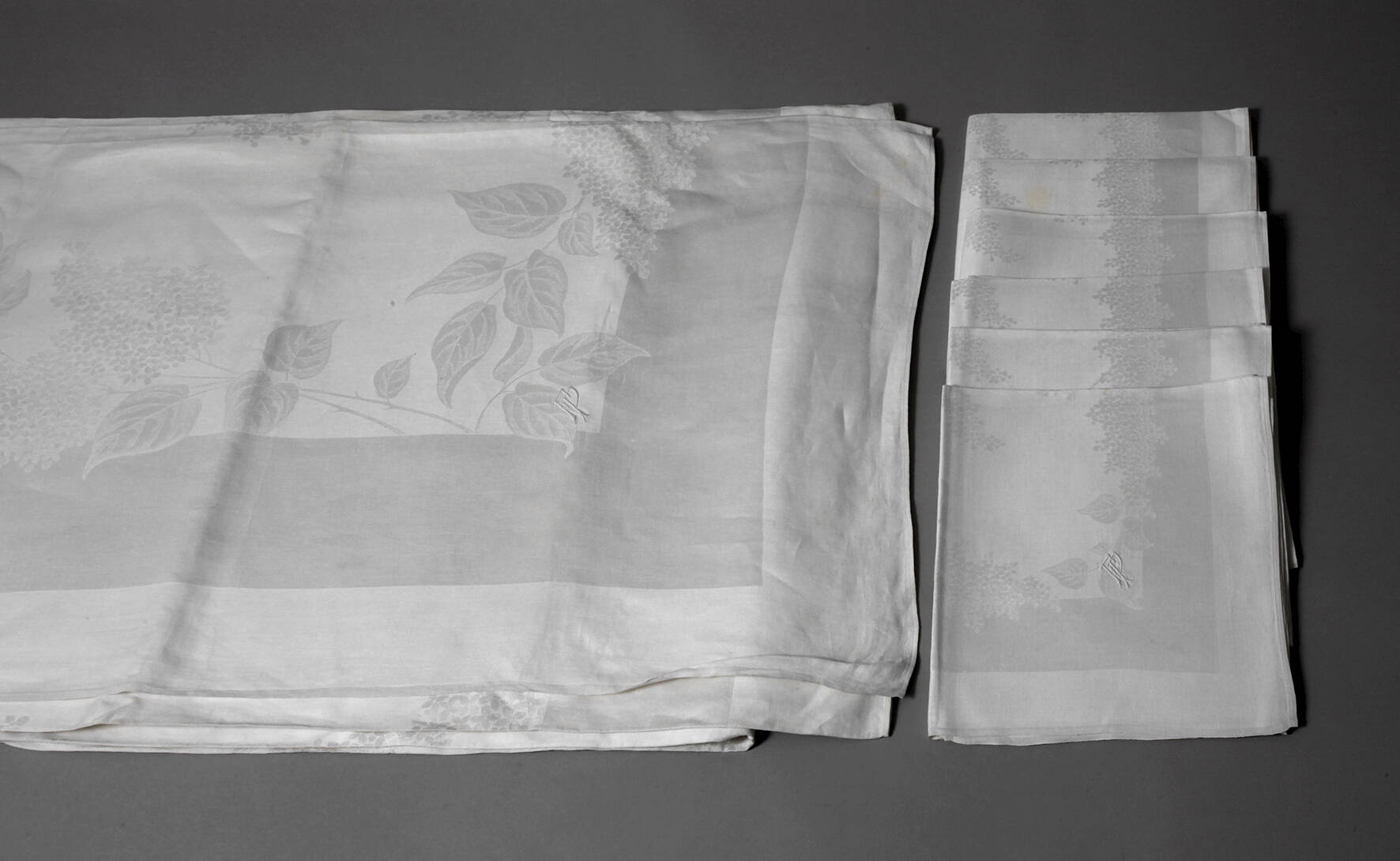 Große Tafelgarnitur Fliederdekor