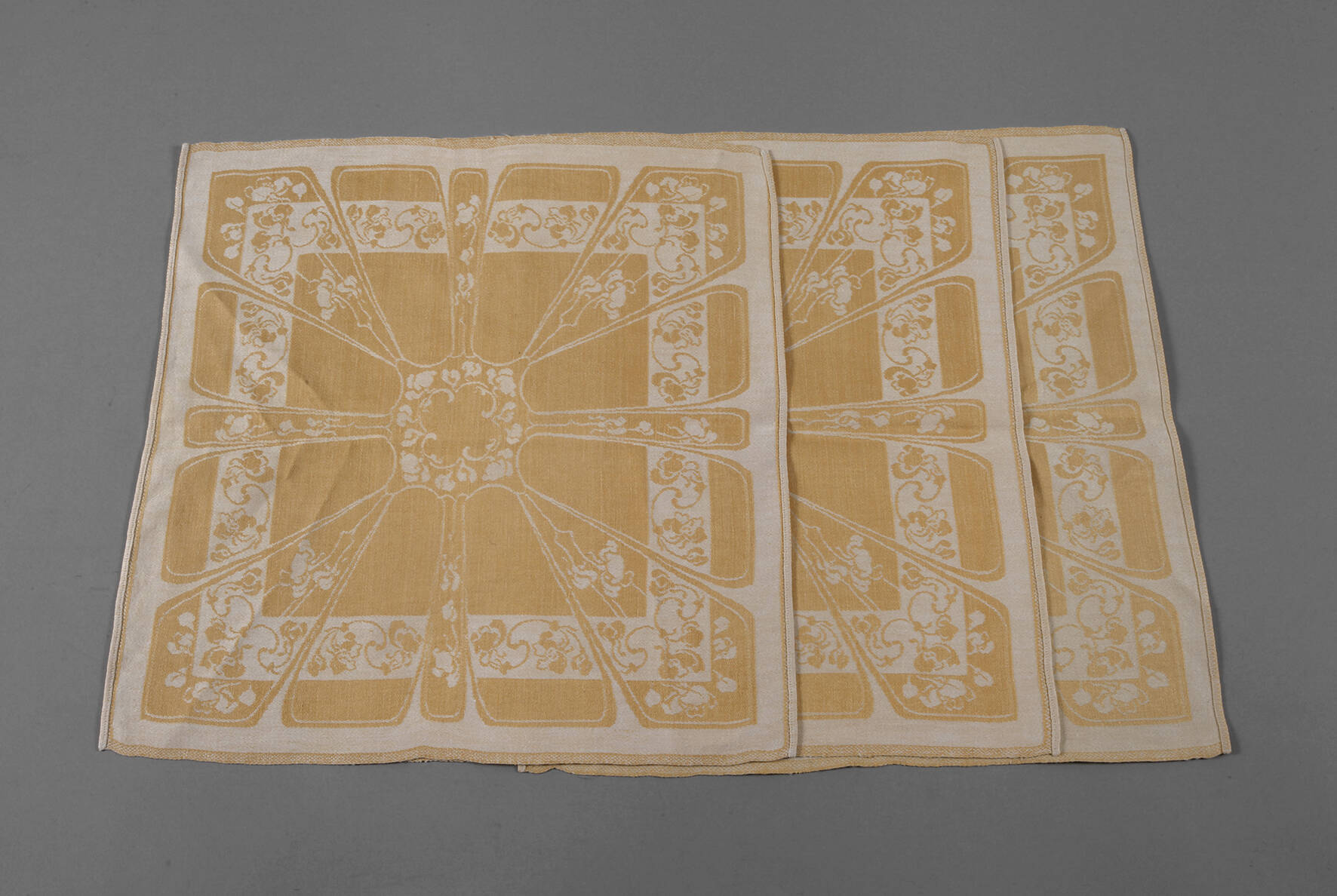 Drei Servietten Jugendstil