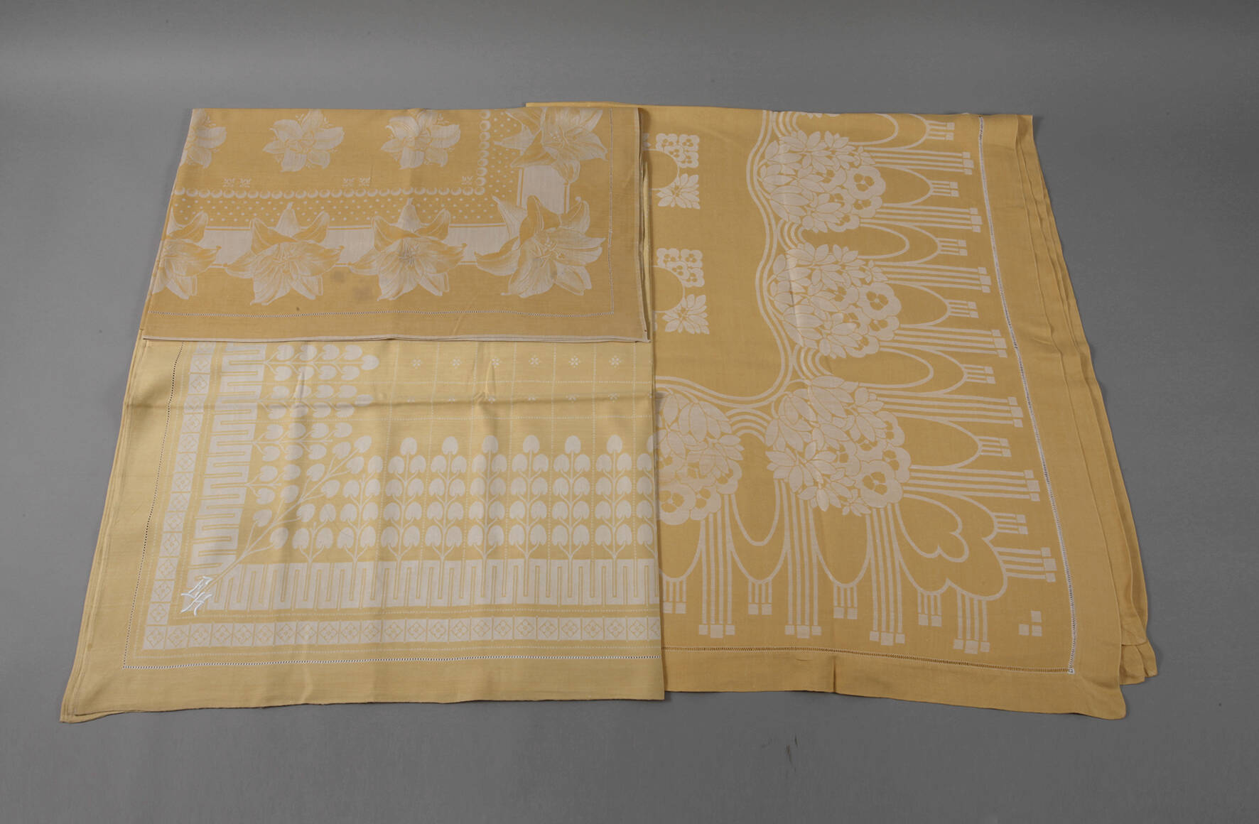 Drei Tafeltücher Jugendstil