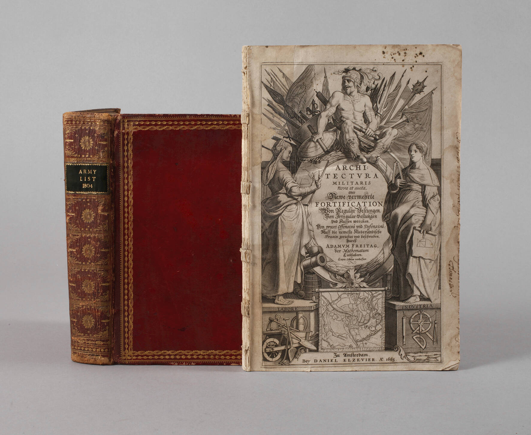 Zwei Bücher Militär