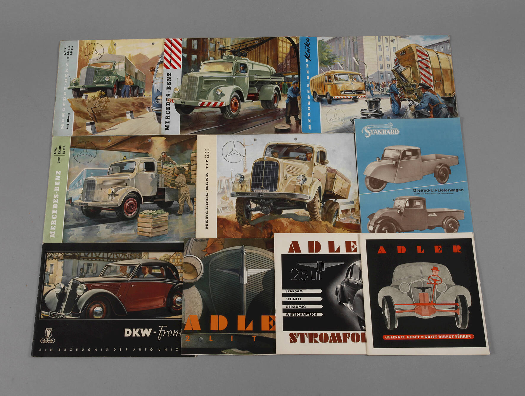Zehn Autoprospekte
